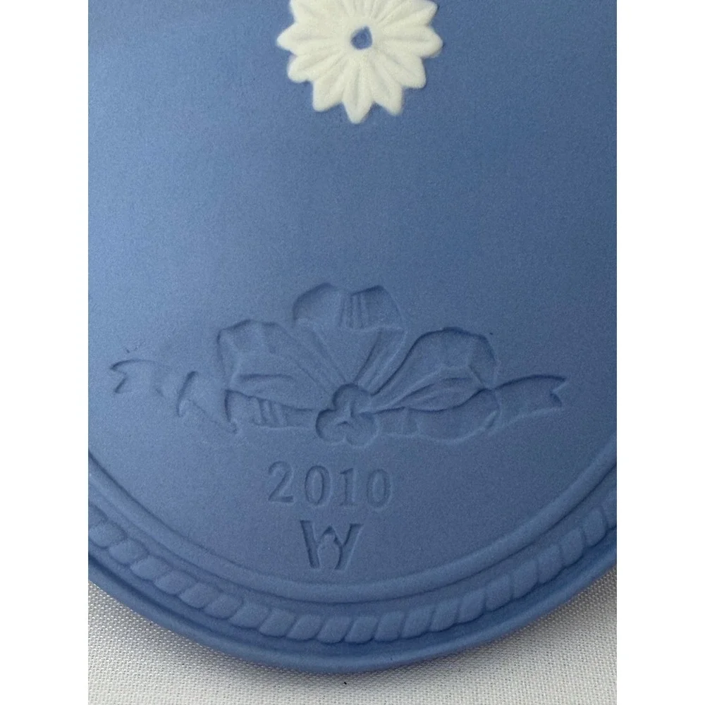 Wedgwood Jasperware 2010 Christmas Ornament Blue White Muse Lyre Medallion